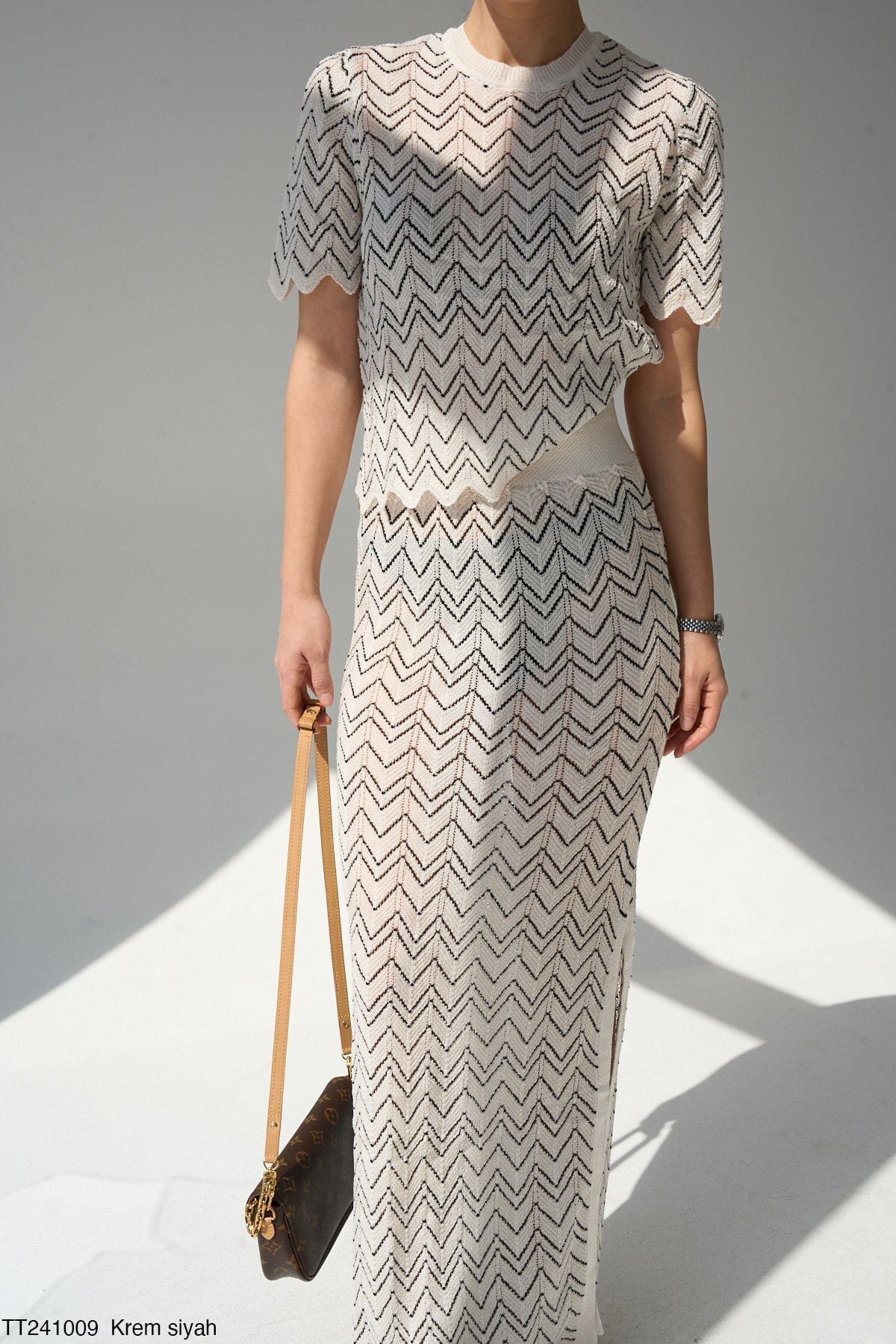 Zigzag Desenli Krem/Siyah Etekli Takım Krem - STD