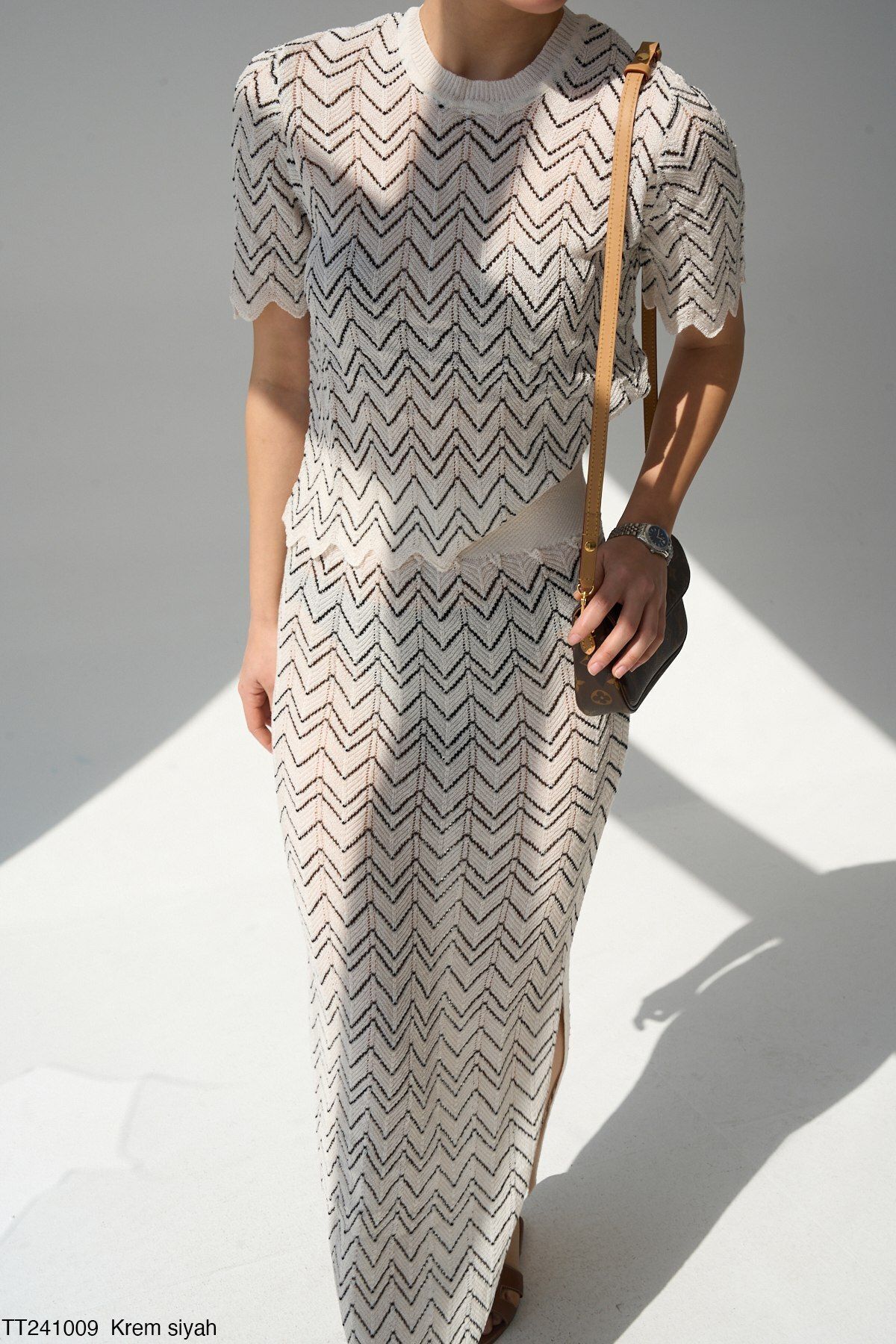 Zigzag Desenli Krem/Siyah Etekli Takım Krem - STD