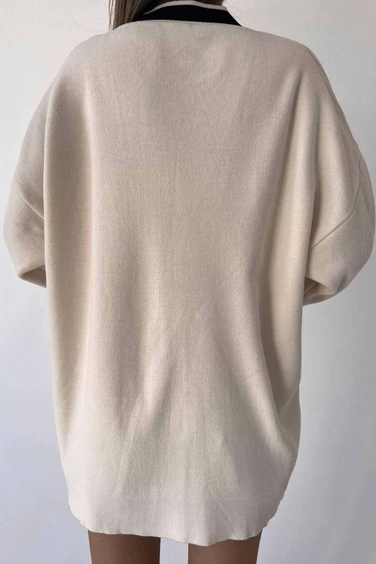 Çift Cep Detaylı Uzun Kol Düğmeli Şeritli V Yaka Triko Hırka