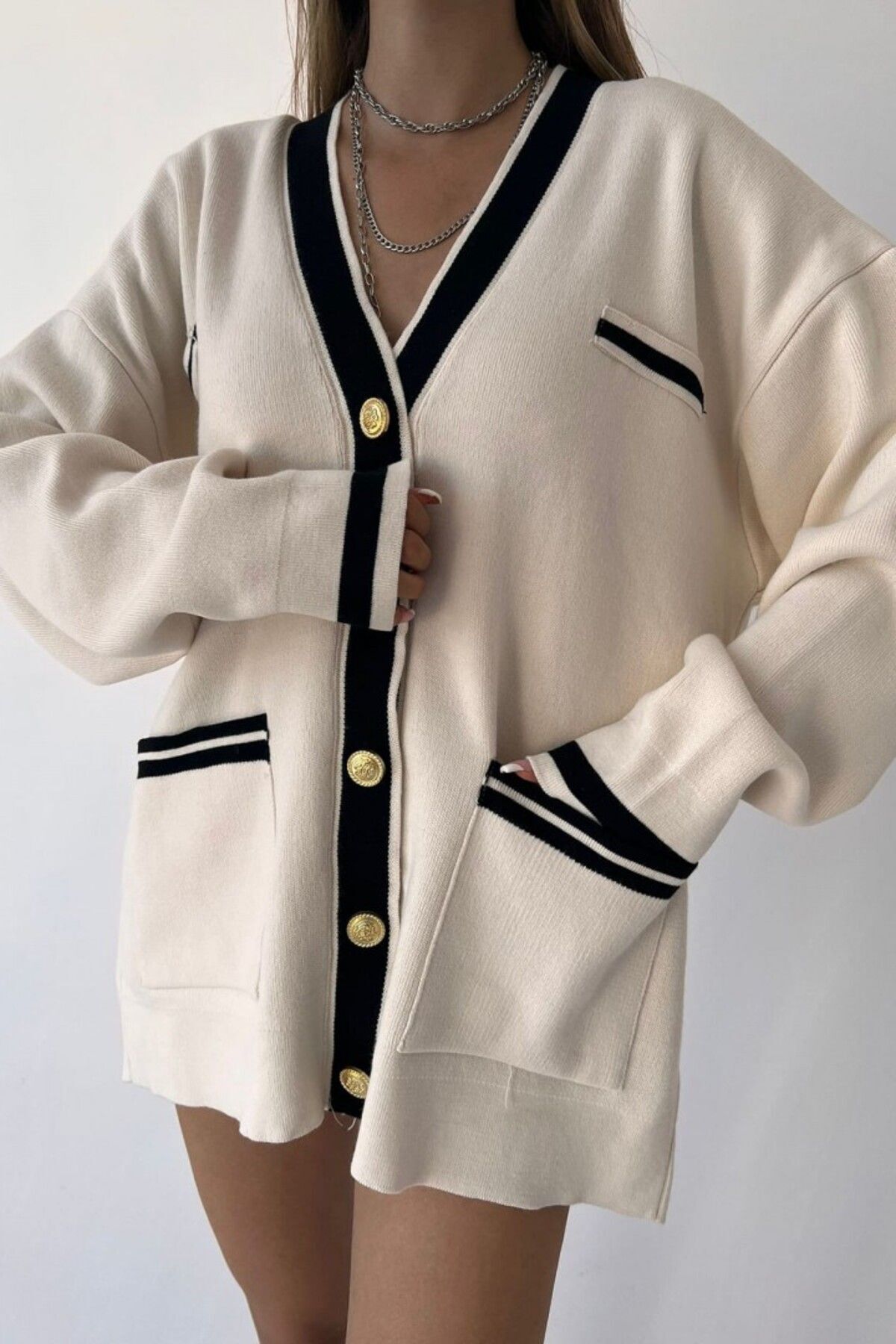 Çift Cep Detaylı Uzun Kol Düğmeli Şeritli V Yaka Triko Hırka