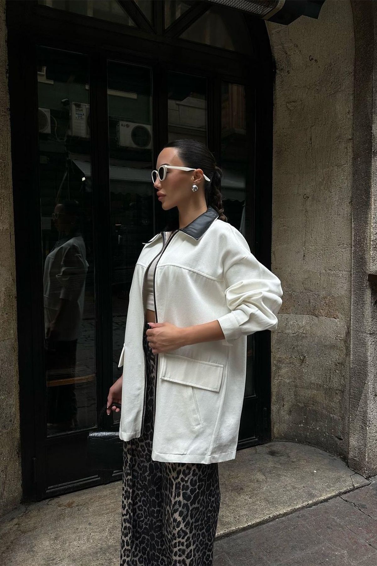 Deri Yakalı ve Fermuarlı Ekru Ceket