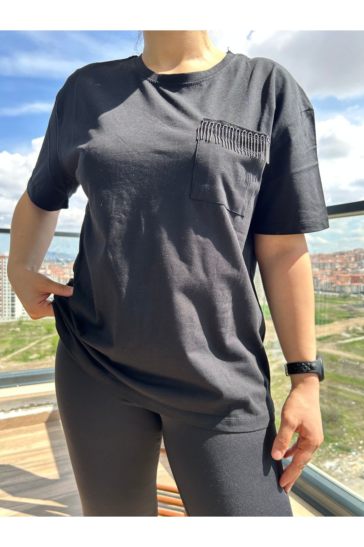 Büşra Ayhan Kadın Siyah Zincir Detaylı T-shirt