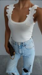 Omuzdan Dantelli Askılı Bluz