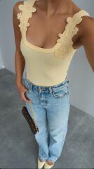 Omuzdan Dantelli Askılı Bluz