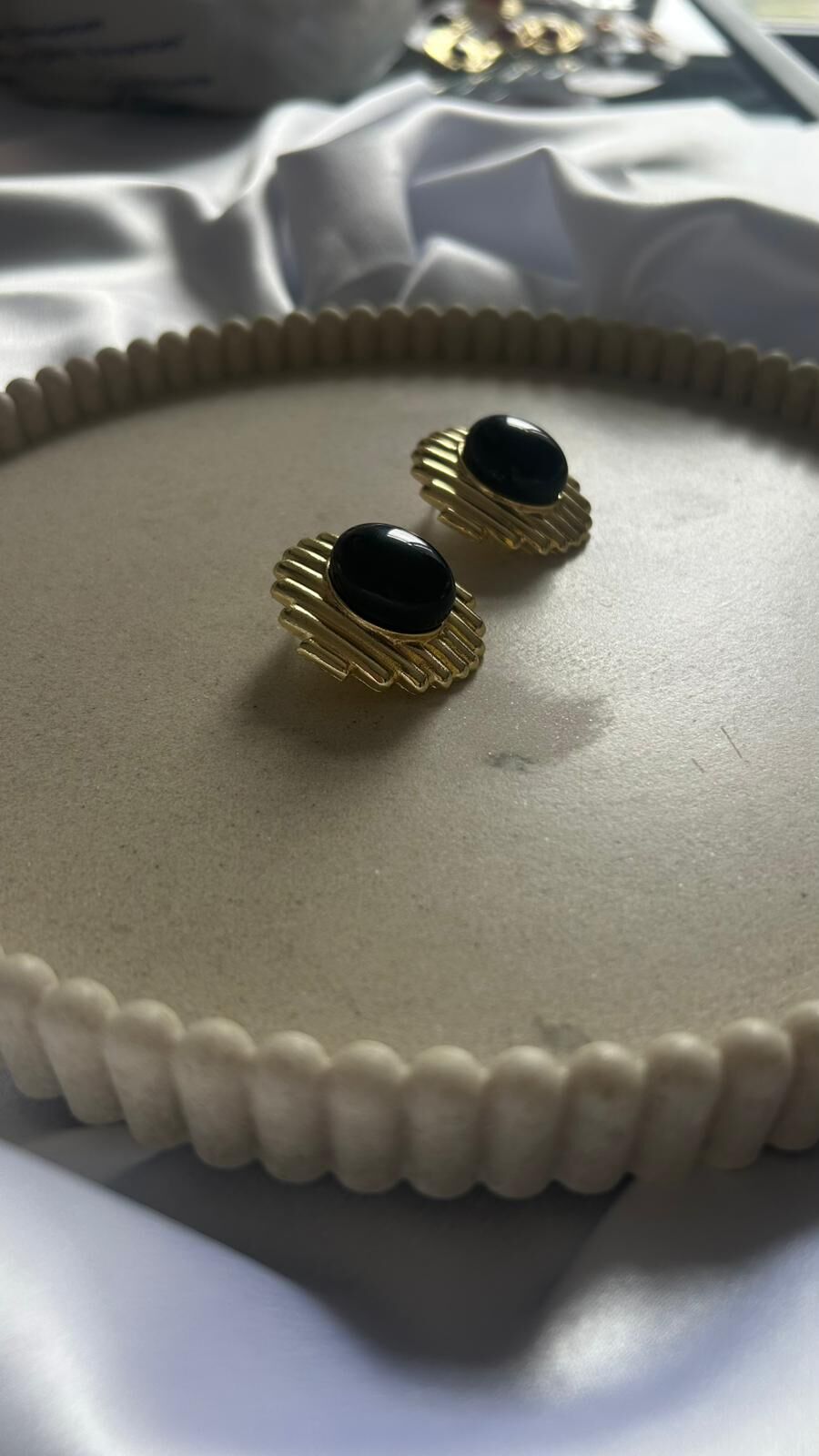 Altın Renk Taşlı Tasarım Küpe Kahverengi