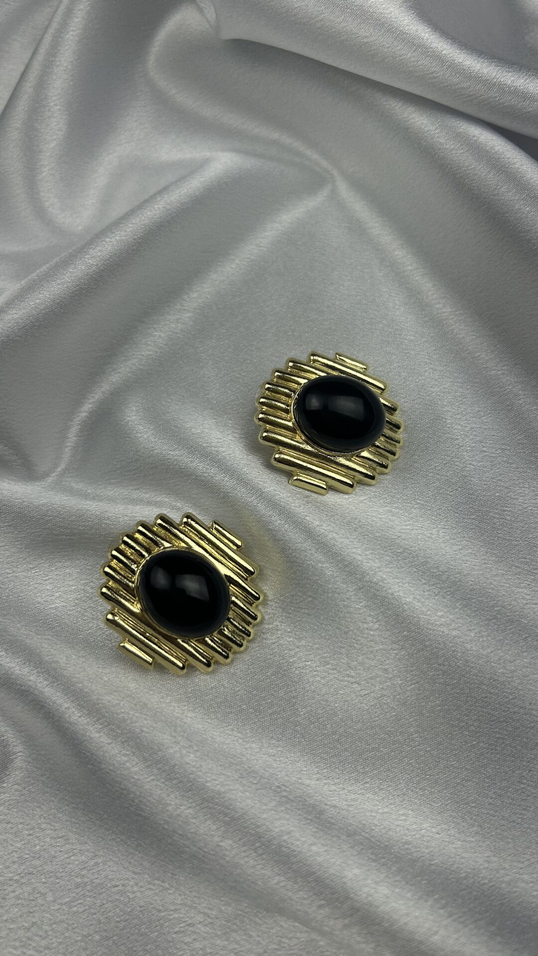 Altın Renk Taşlı Tasarım Küpe Siyah