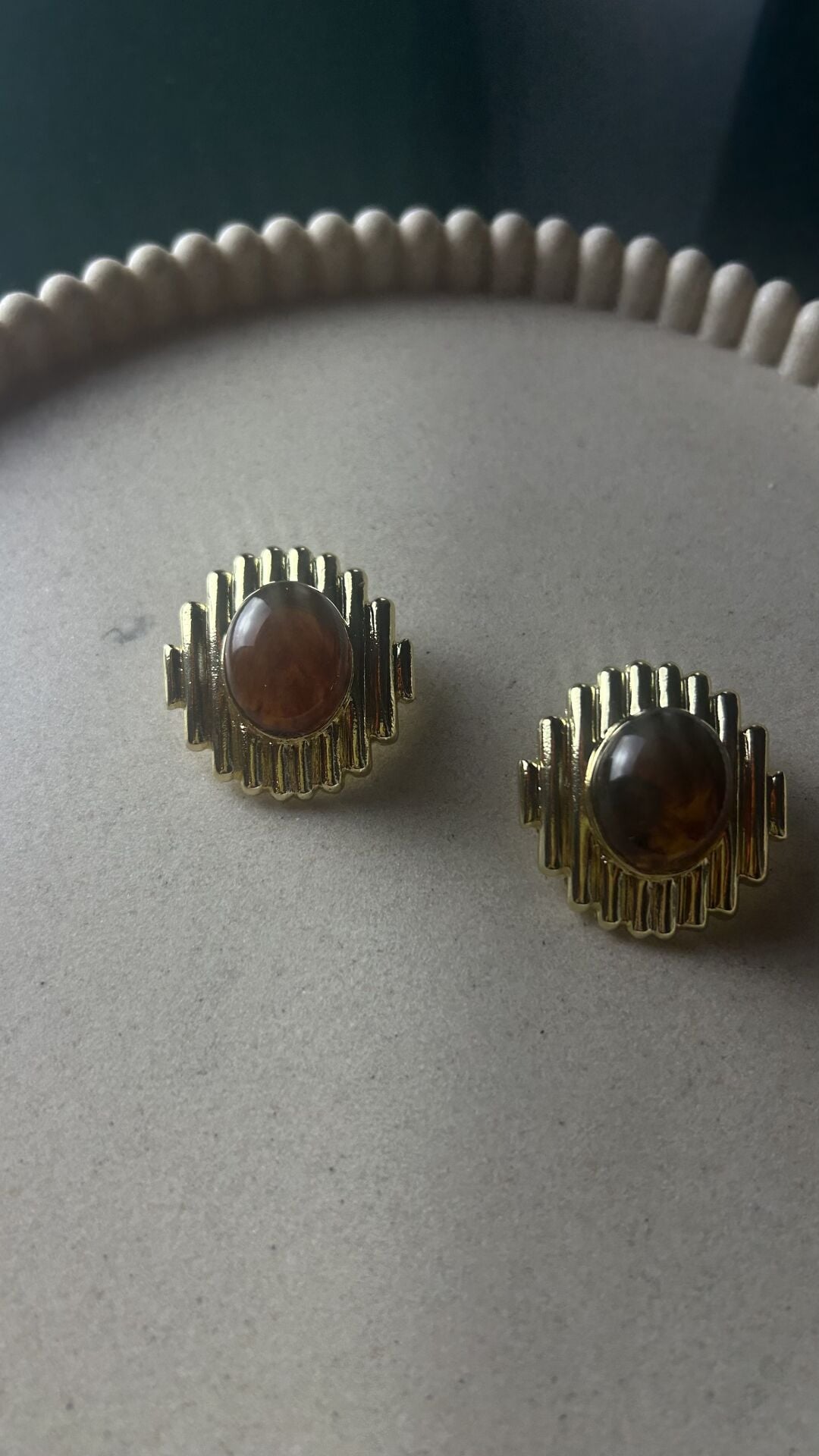 Altın Renk Taşlı Tasarım Küpe Kahverengi