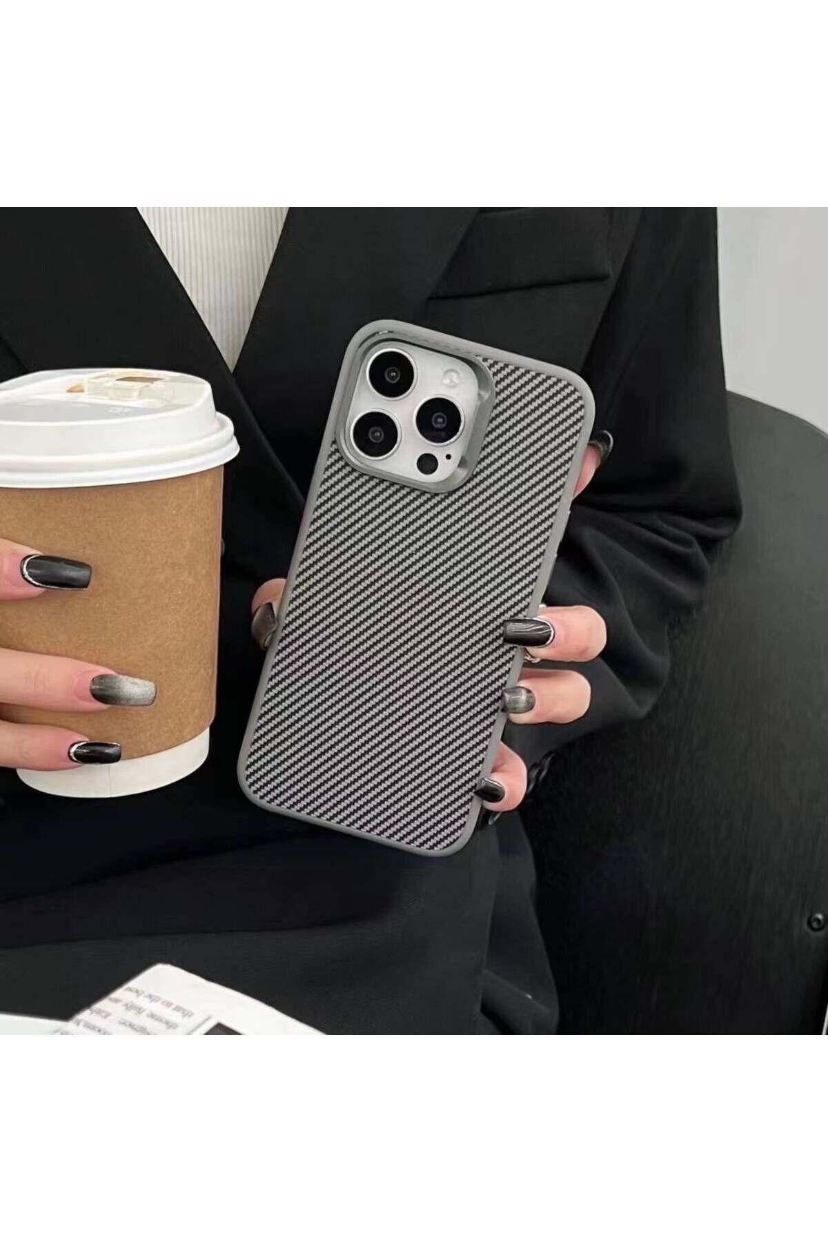 iPhone 15 Pro Max Kılıf Magsafe Şarj Özellikli Karbon Fiber Görünümlü BSAY Troy Kapak-Siyah Siyah