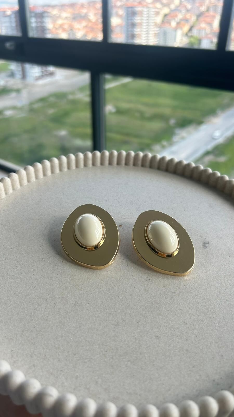 İnci Detaylı Gold Oval Küpe