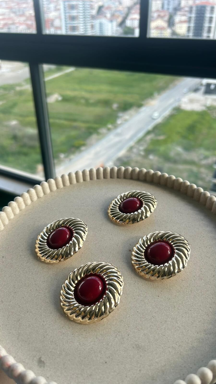 Taş Detaylı Gold Vintage Küpe