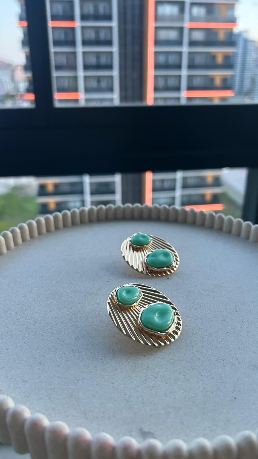 Taş Detaylı Varyantlı Vintage Gold Küpe