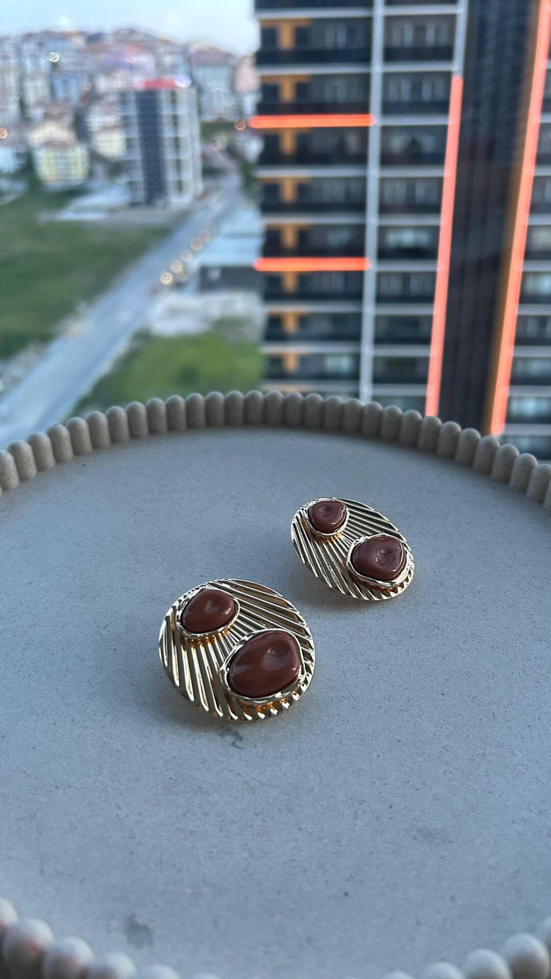 Taş Detaylı Varyantlı Vintage Gold Küpe Kahverengi