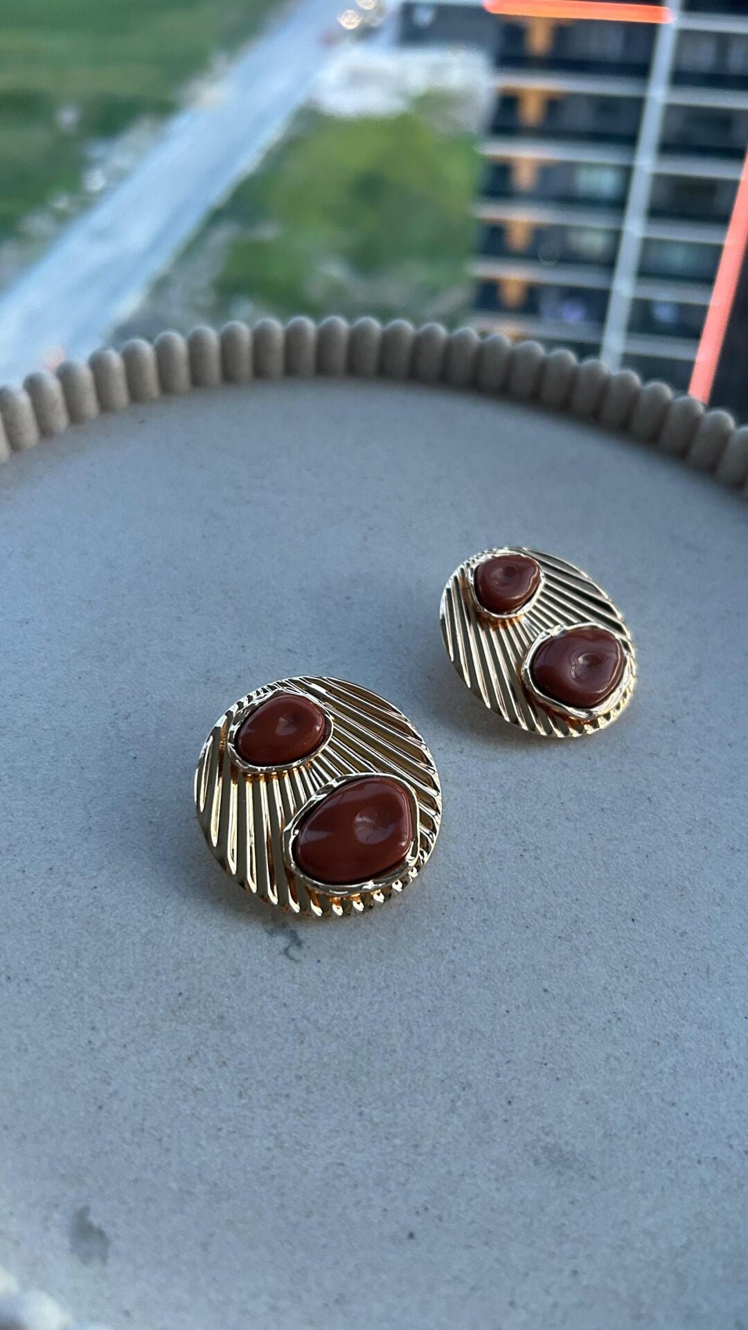 Taş Detaylı Varyantlı Vintage Gold Küpe Kahverengi